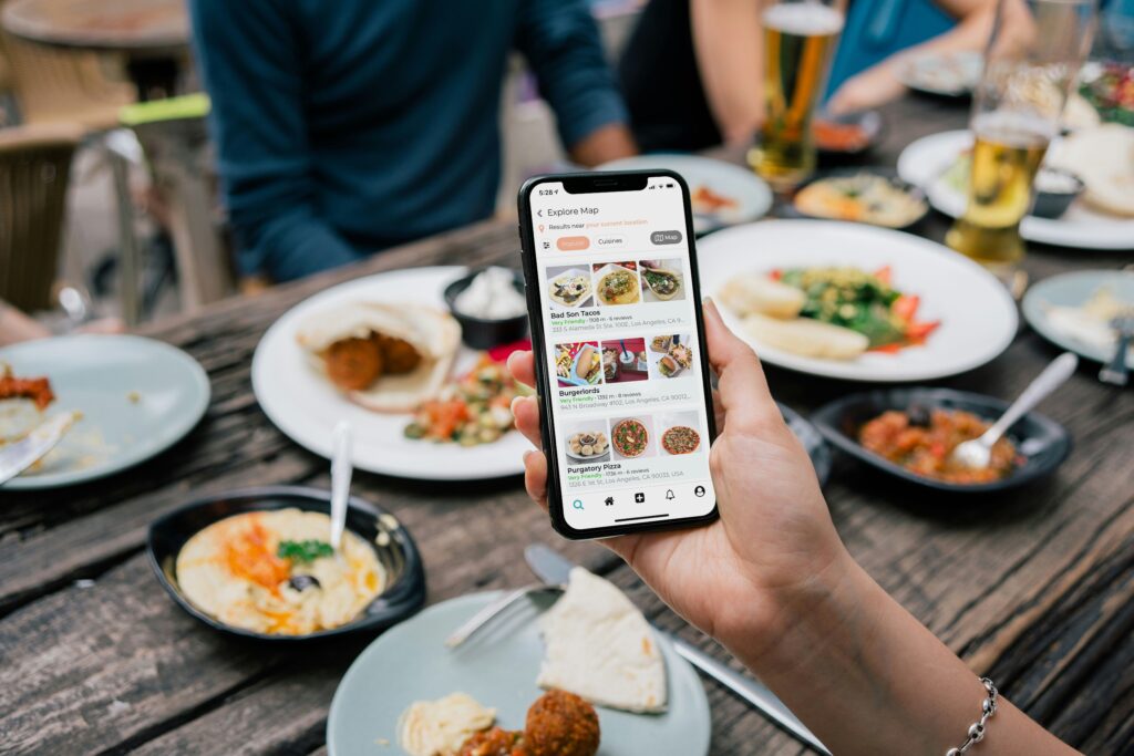 Restaurateur analysant les résultats de sa campagne publicitaire locale