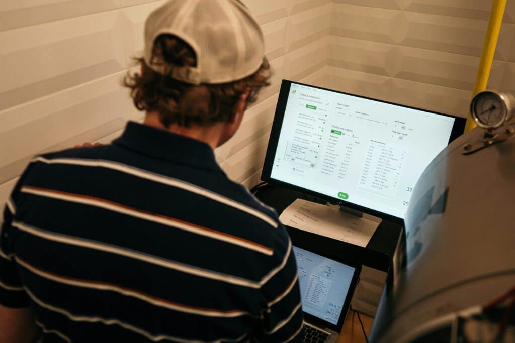 Artisan plombier consultant son site web professionnel sur ordinateur