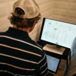 Artisan plombier consultant son site web professionnel sur ordinateur